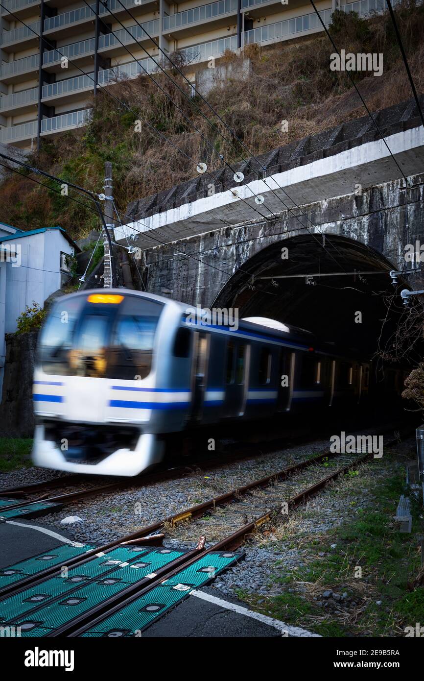 Ein Zug fährt durch einen Tunnel in Yokosuka, Japan. Stockfoto