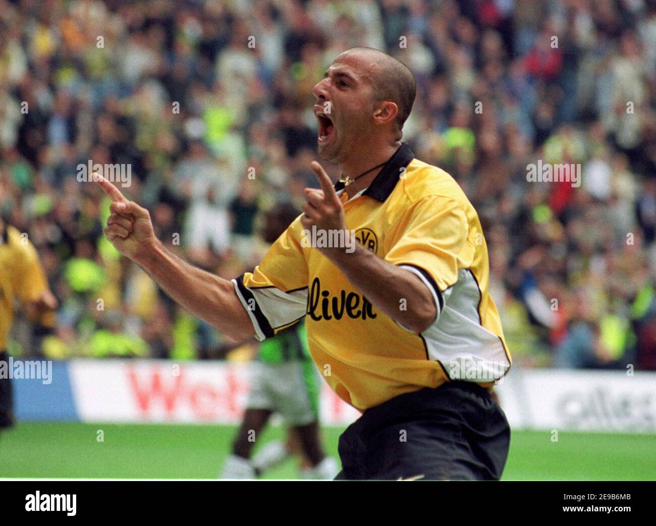 Westfalenstadion Dormtund Deutschland 21,8.1999, Fußball: Bundesliga-Saison 1999/00, Borussia Dortmund (BVB, gelb) gegen VfL Wolfsburg (WSB, grün) 2:1 - Guiseppe REINA (BVB) Stockfoto