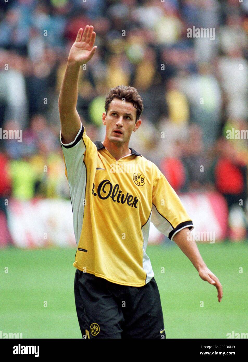 Westfalenstadion Dormtund Deutschland 21,8.1999, Fußball: Bundesliga-Saison 1999/00, Borussia Dortmund (BVB, gelb) gegen VfL Wolfsburg (WSB, grün) 2:1 - Heiko herrlich (BVB) Stockfoto