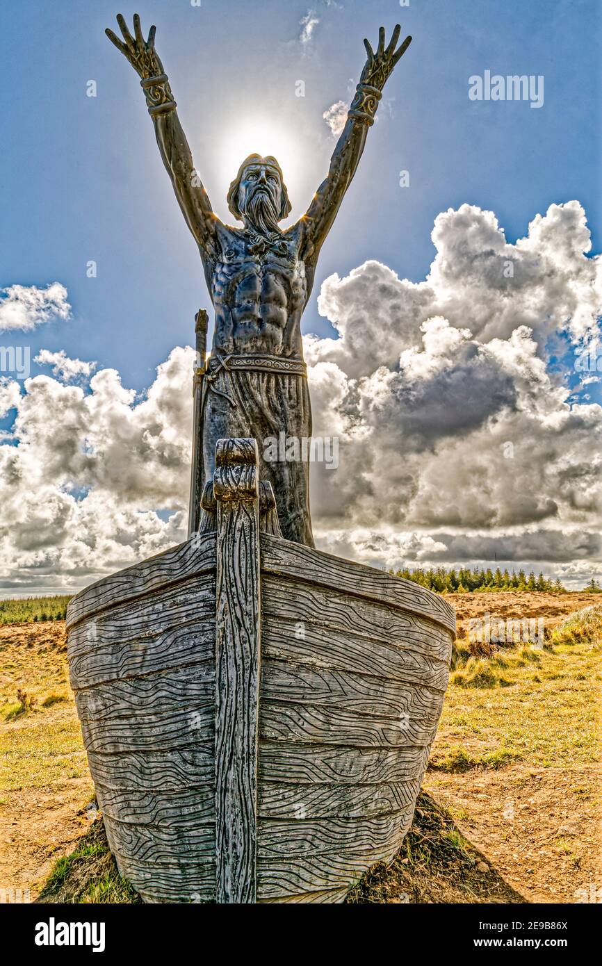 Limavady, Nordirland, Großbritannien. 29th. April 2016. Manannán Mac Lir, der keltische gott des Meeres und die Broighter god Skulptur von John Darren Sutton. Stockfoto