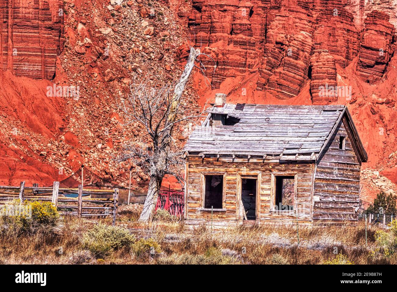 Verlassene Hütte in der Wüste in der Nähe des Capitol Reef National Park in Utah. Stockfoto