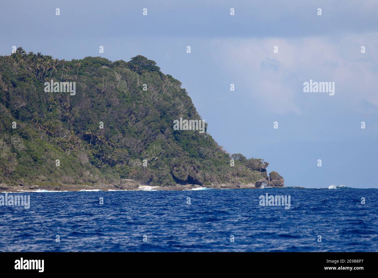 Bewachsene und zerklüftete Küste, Vanua Lava, Banks Islands, Nord Vanuatu, West Pacific Ocean 8th Jan 2017 Stockfoto