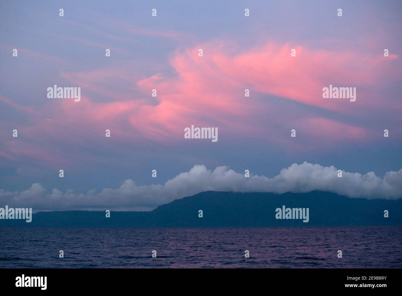 Rosa Wolken vom Boot aus bei Sonnenuntergang, Banks Islands, Nord Vanuatu, West Pacific Ocean 7th Jan 2017 Stockfoto