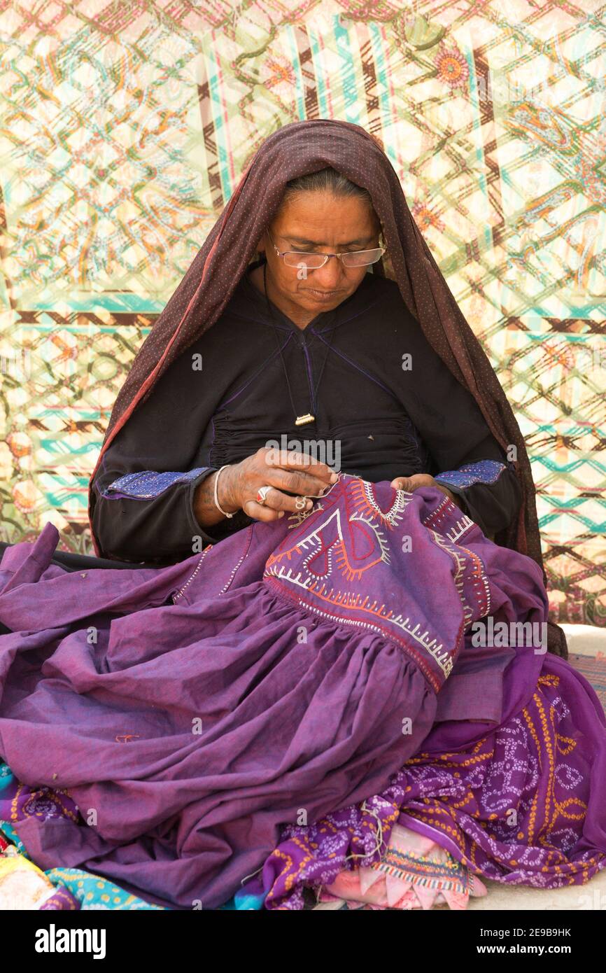 Kutch Rabari Frau Stickerei Stoff Stockfoto