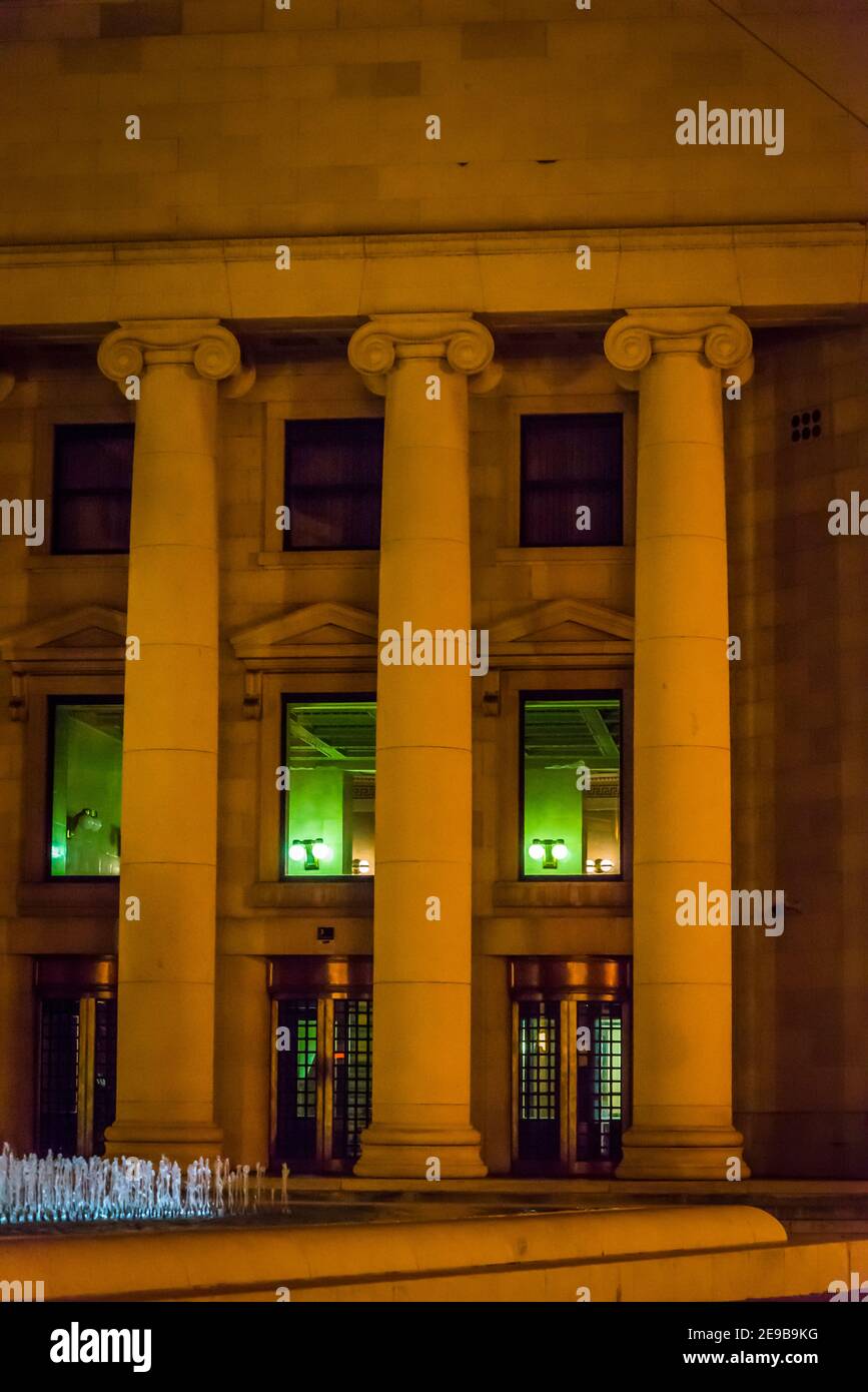 Ionische Portikus Säulen auf einem neoklassizistischen Gebäude in der Nacht Unterkunft Kroatische Nationalbank, Zagreb, Kroatien Stockfoto