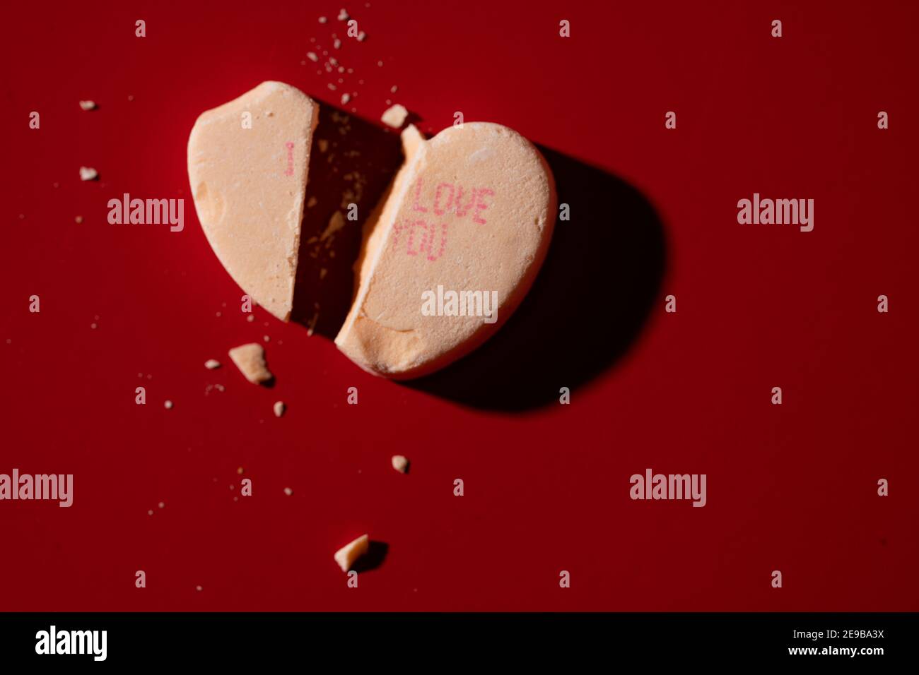 Ein gebrochenes Candy-Gespräch Herz mit "I Love You" gedruckt Darauf Stockfoto