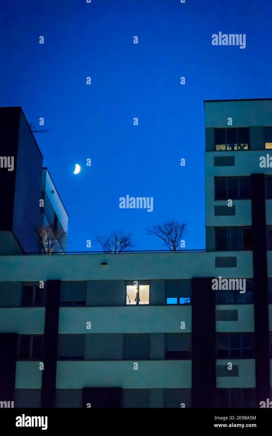 Block von Wohnungen in der Nacht und einige Bäume auf dem Dach und Halbmond, Zagreb, Kroatien Stockfoto