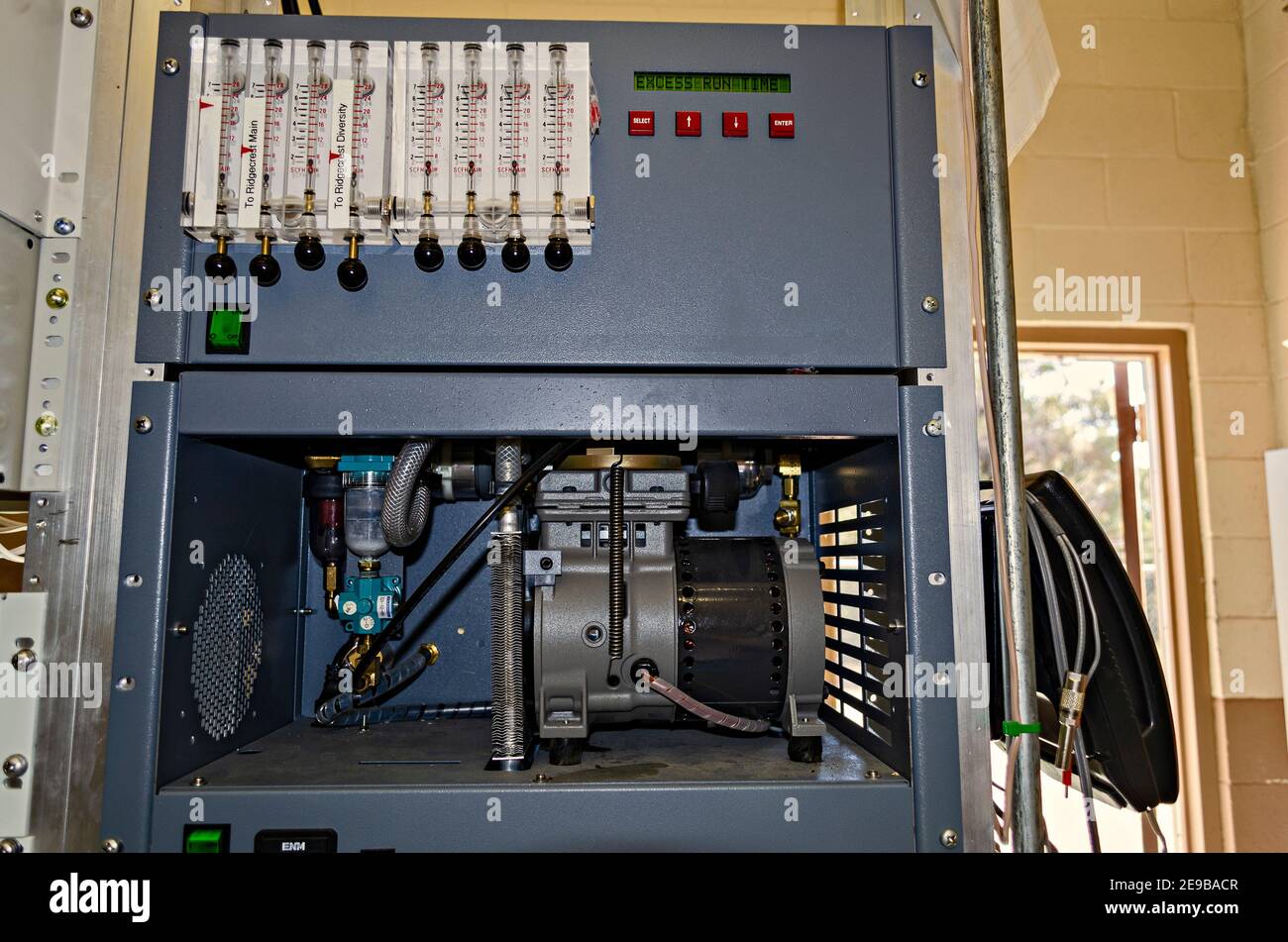 Altes Luftkompressor- und Telefonkabel-Druckregelsystem. Stockfoto