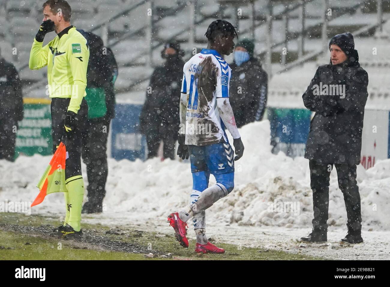 Odense, Dänemark. Februar 2021, 03rd. Emmanuel Sabbi (11) von ob wird während des Superliga-Spiels 3F zwischen Odense Boldklub und Lyngby Boldklub im Nature Energy Park in Odense abgeschickt. (Foto Kredit: Gonzales Foto/Alamy Live News Stockfoto