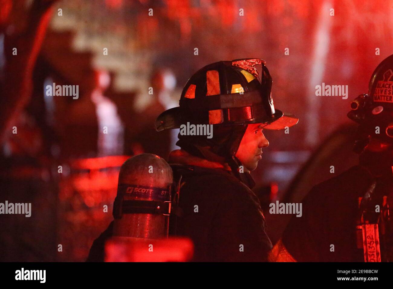 New York City USA FDNY Feuerwehrmann arbeitet Stockfoto