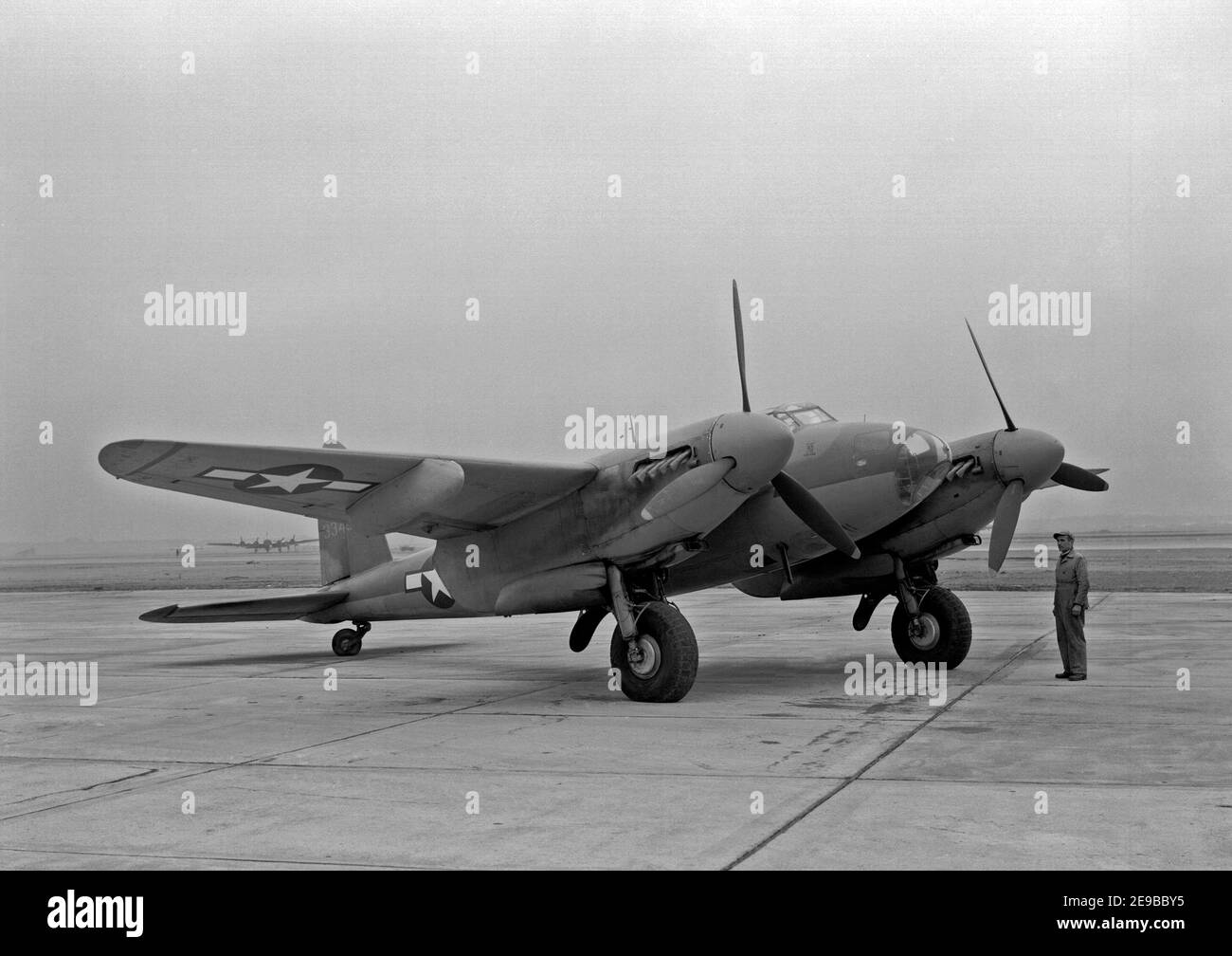 Eine US Army Air Force De Havilland Canada Mosquito, die im US National Advisory Committee for Aeronautics (NACA) Langley Research Center, Virginia (USA), von Testpilot Bill Gray während Längsstabilität und Kontrolle Studien des Flugzeugs im Jahr 1945 geflogen wurde. Dieses Flugzeug war ursprünglich ein Mosquito B Mk XX, die kanadische Version des Mosquito B Mk IV Bomberflugzeugs. 145 wurden gebaut, von denen 40 in Fotoaufklärungsflugzeuge für die USAAF, die die Flugzeuge F-8 bezeichnete, umgebaut wurden. 4. Januar 1945 Stockfoto