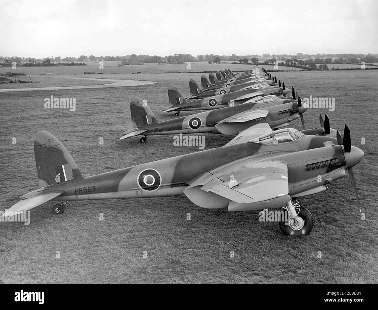 De Havilland Mosquito B.XVIs, einschließlich der Percival gebaut PF563, am nächsten an der Kamera. Stockfoto