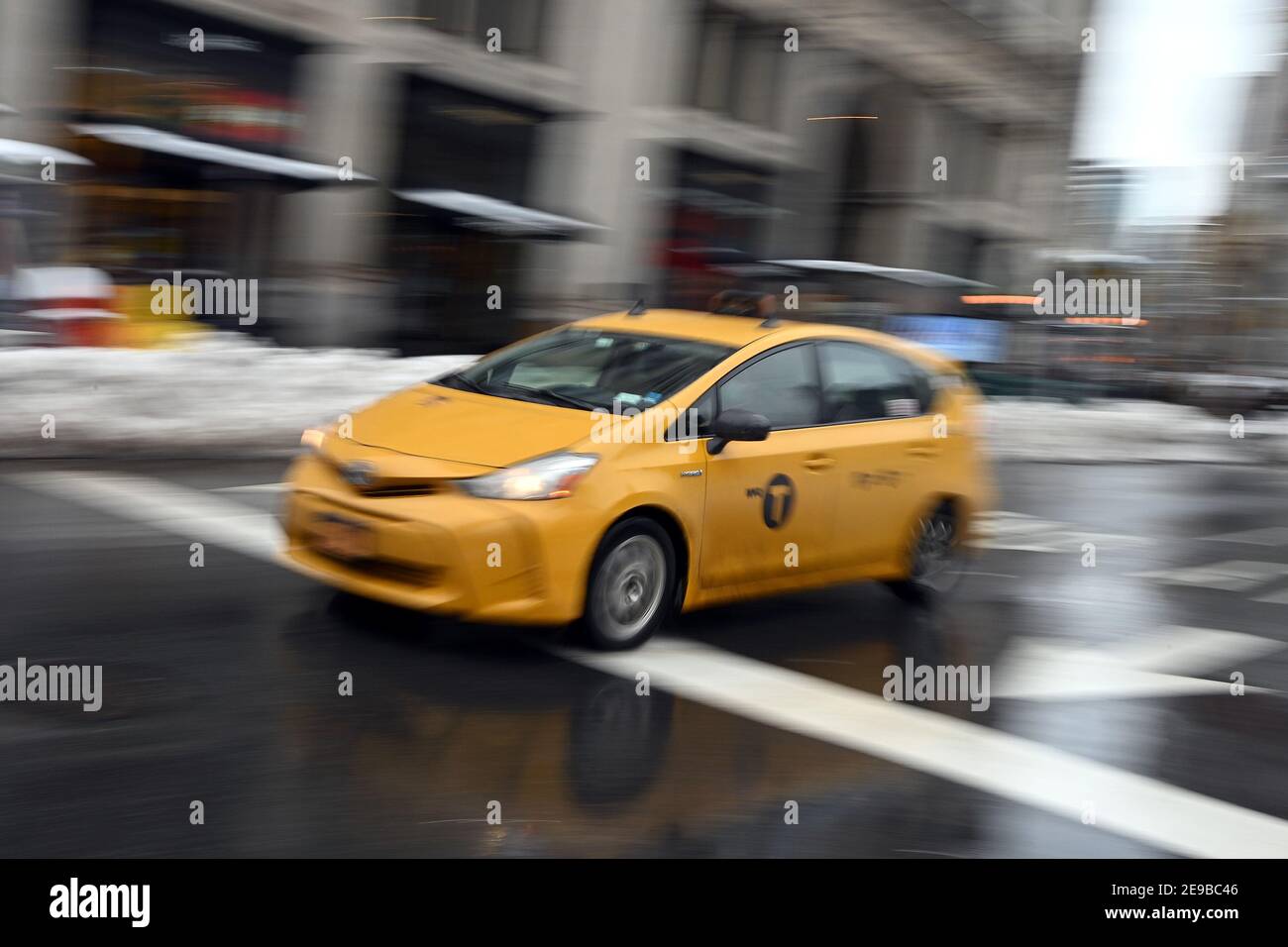 New York, USA. Februar 2021, 03rd. Ein gelbes NYC-Taxi fährt durch das Flatiron-Viertel von Manhattan, New York, NY, 3. Februar 2021. Der Bürgermeister von New York City kündigte an, dass Taxifahrer und Restaurantmitarbeiter berechtigt seien, den Impfstoff COVID-19 zu erhalten, ein Schritt, der von der Gov unterstützt wird. Andrew Cuomo, der sagte, solange es genügend Vorrat gibt; Indoor-Essen wird am 14. Februar fortgesetzt. [Bewegungsunschärfe bei Kameraschwenken bei langsamer Verschlusszeit]. (Foto von Anthony Behar/Sipa USA) Quelle: SIPA USA/Alamy Live News Stockfoto