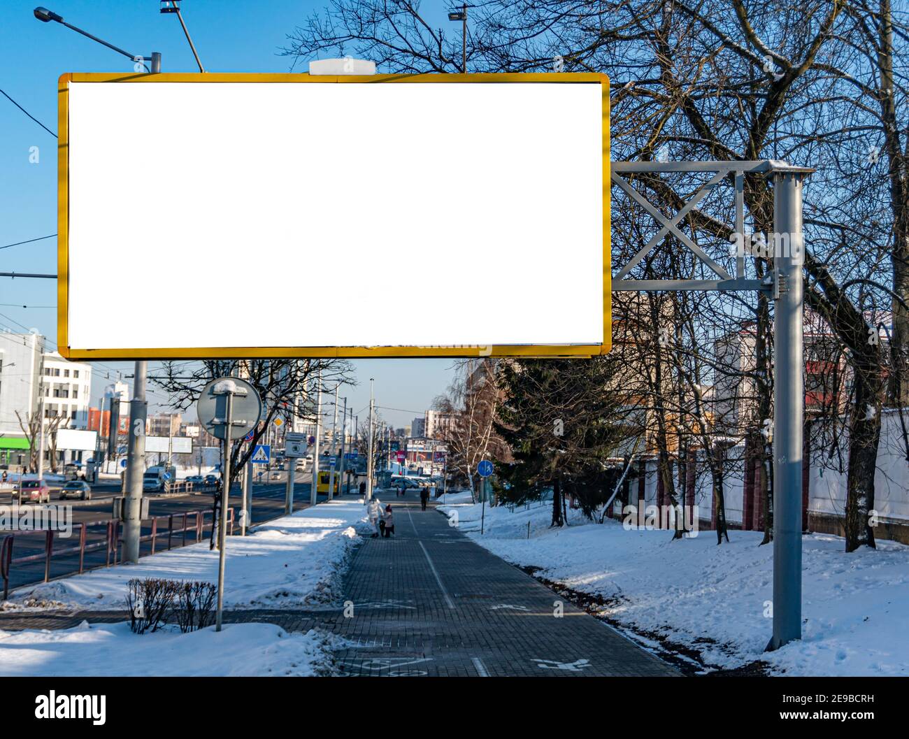Eine Plakatwand über einem Fußgänger- und Radweg in der Stadt Stockfoto