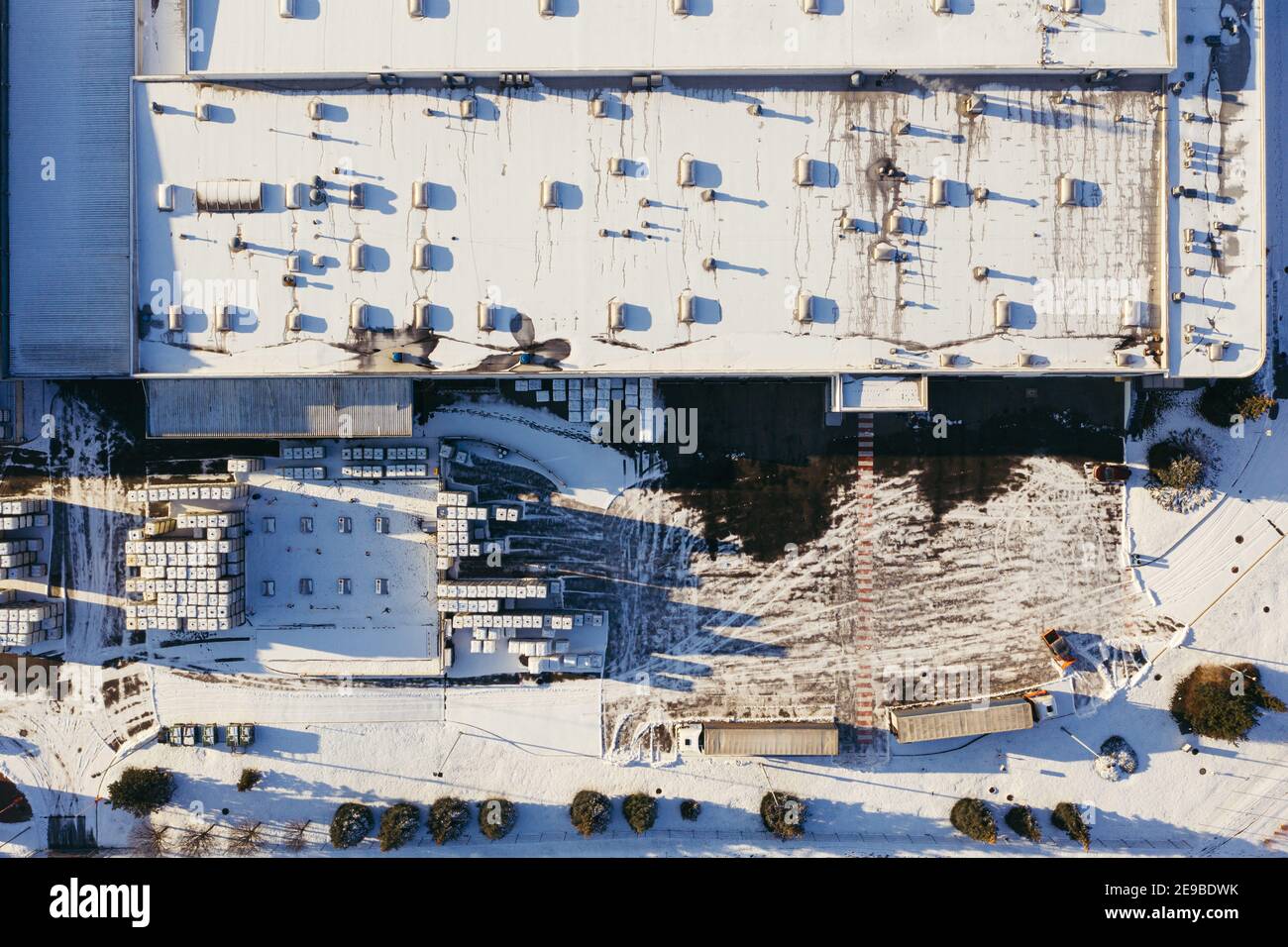 Luftaufnahme des Logistikzentrums in Mitteleuropa während der Wintersaison. Stockfoto