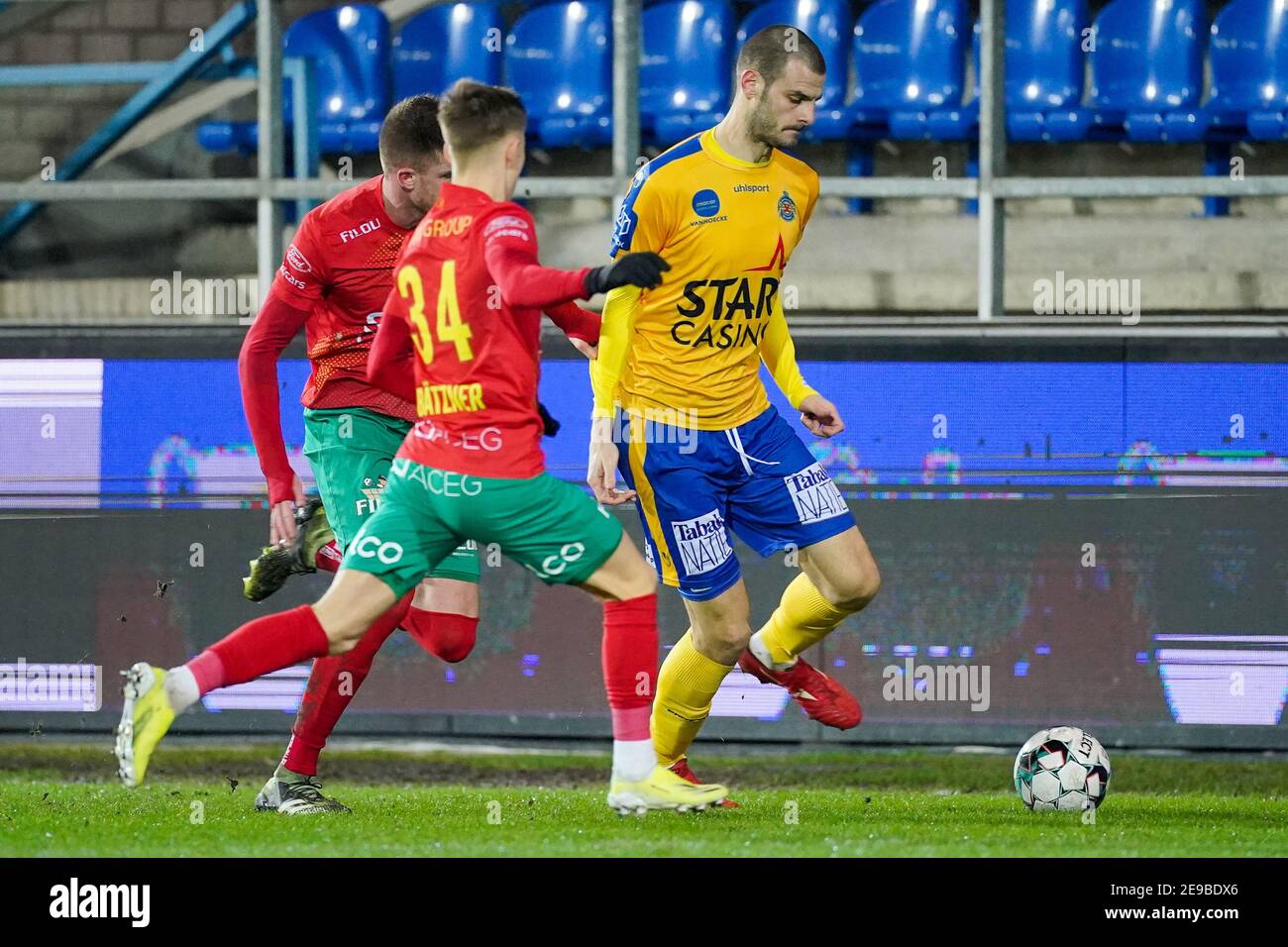 BEVEREN, BELGIEN - FEBRUAR 3: Aleksandar Vukotic von Waasland Beveren während des Croky Cup-Spiels zwischen Waasland Beveren und KV Oostende in Freethiel Stockfoto