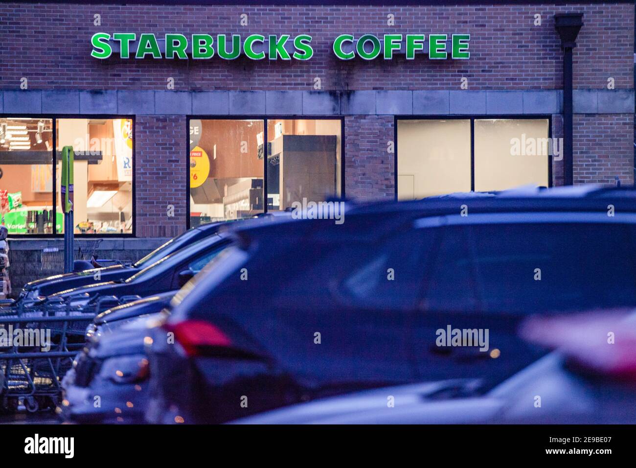 Athen, Usa. Februar 2021, 02nd. Das Starbucks Coffee-Logo ist in einem ihrer Geschäfte in Athen zu sehen. Kredit: SOPA Images Limited/Alamy Live Nachrichten Stockfoto