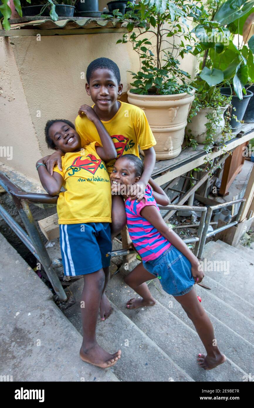 Glückliche Kinder, die in Santa Marta Favela in Rio de Janeiro in Brasilien leben. Die Favela gilt heute als befriedet und die Polizei ist ständig präsent. Stockfoto