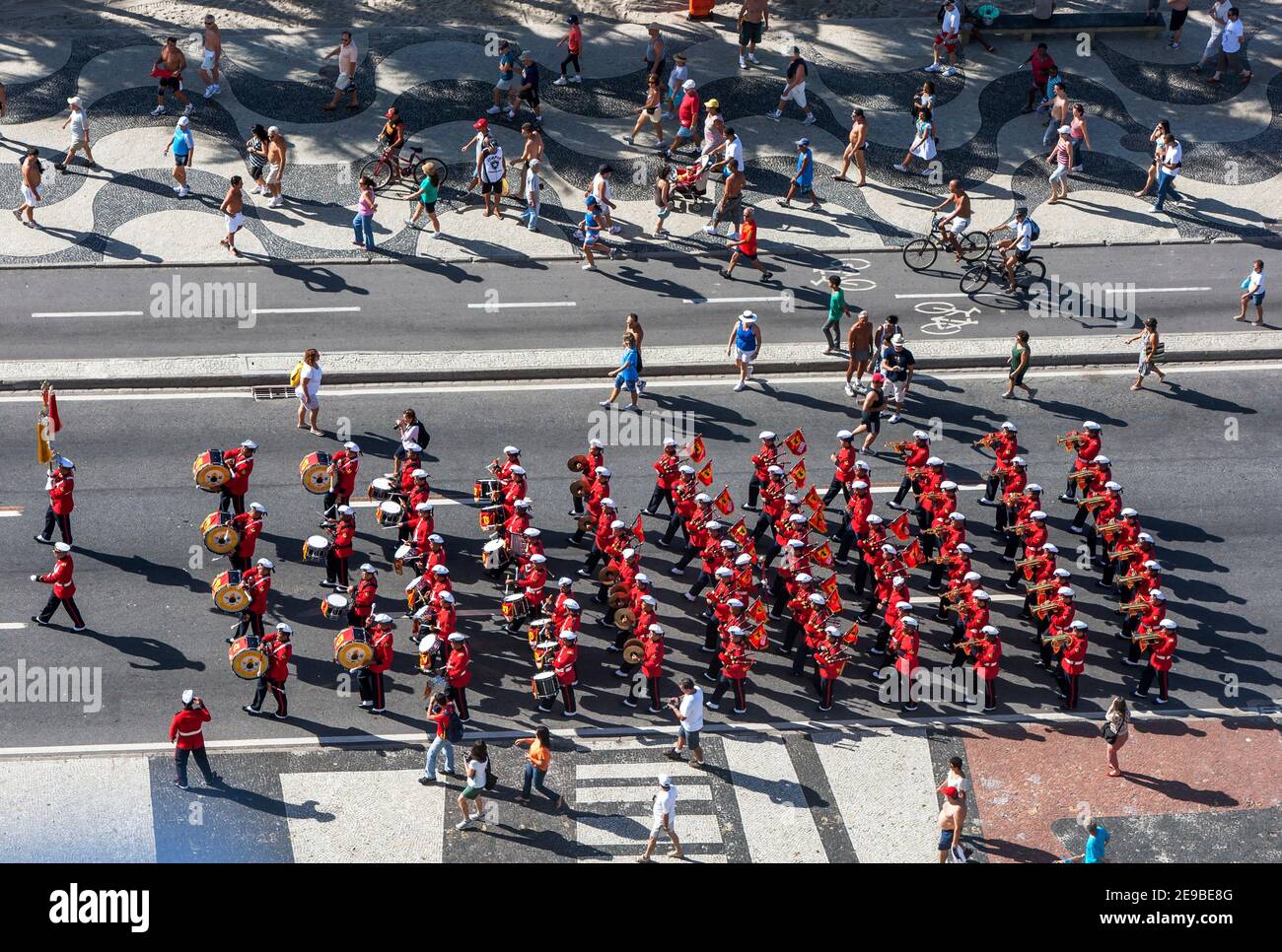 Eine Militärkapelle tritt am frühen Morgen entlang der Atlantica Avenue neben dem Copacabana Strand in Rio de Janeiro in Brasilien auf. Stockfoto