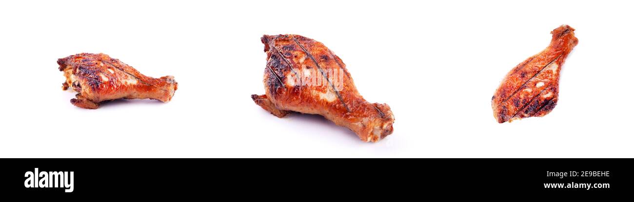 Panorama von gegrillten gebratenen Hähnchenschenkeln auf weißem Hintergrund Stockfoto