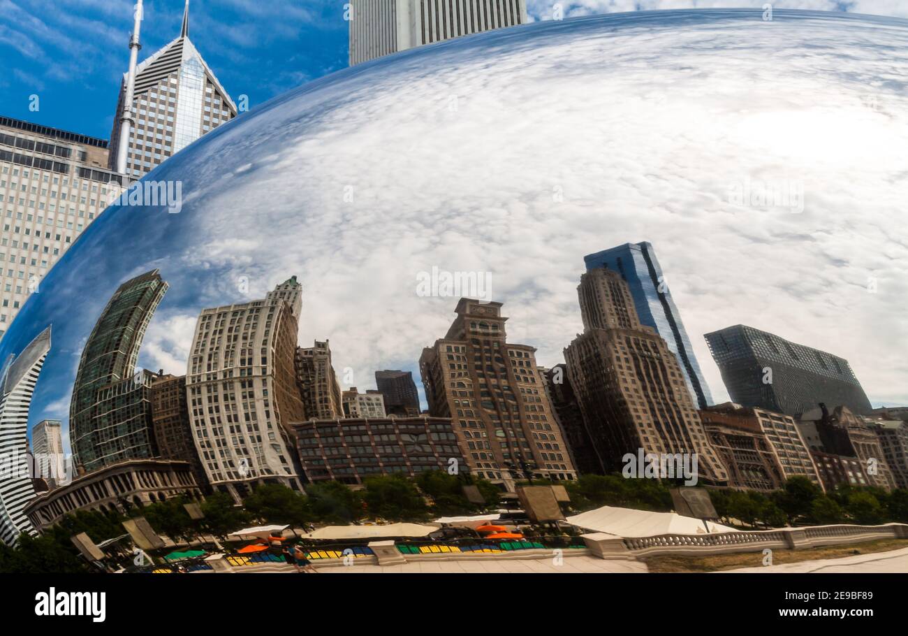 Reflection of People and the Chicago Skyline at the Cloud Gate Sculpture aka The Bean, Millennium Park, Chicago, Illinois, USA Stockfoto