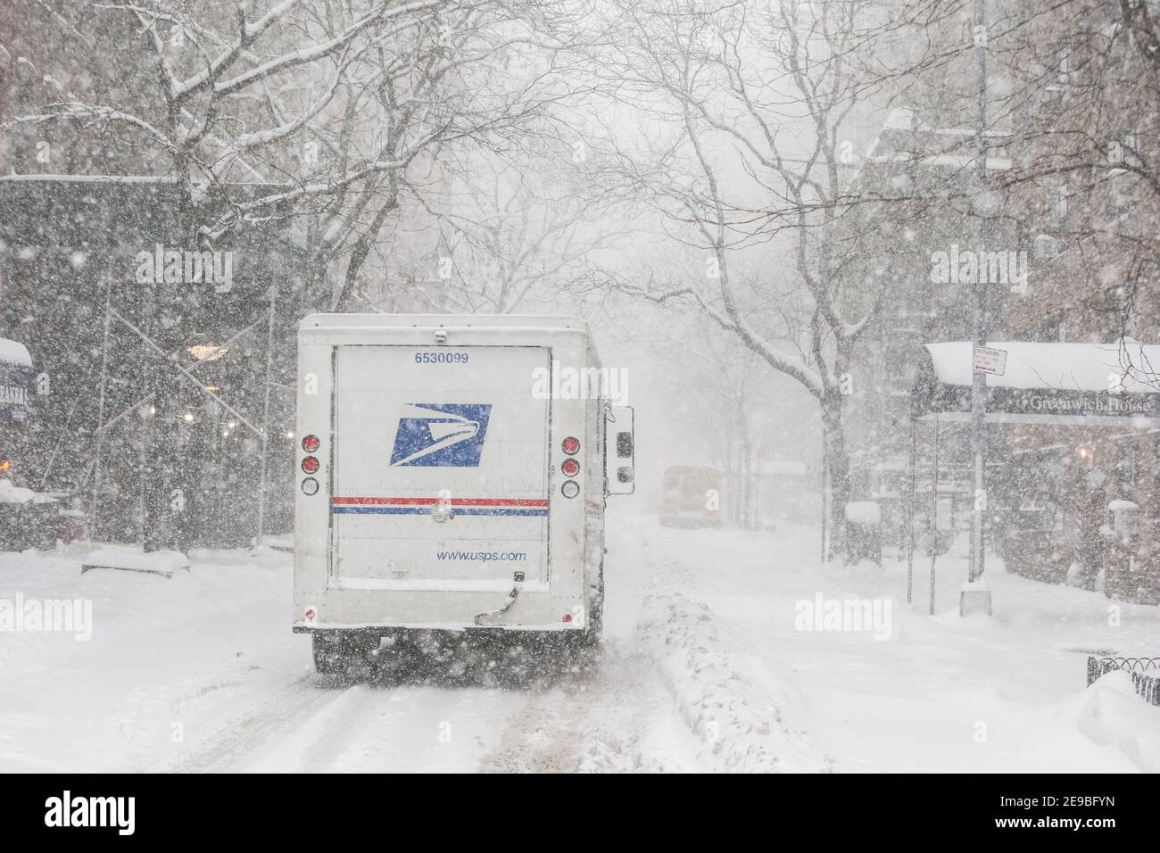 New York City, NY USA EIN US-Postauto im Schnee in New York City Stockfoto