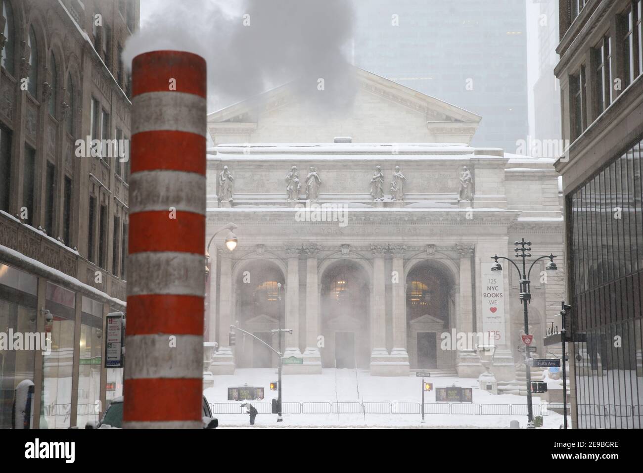 New York City , NY USA EINE Dampfleitung im Gebäude der öffentlichen Bibliothek von New York - das Stephen A. Schwarzman Building im Schnee Stockfoto