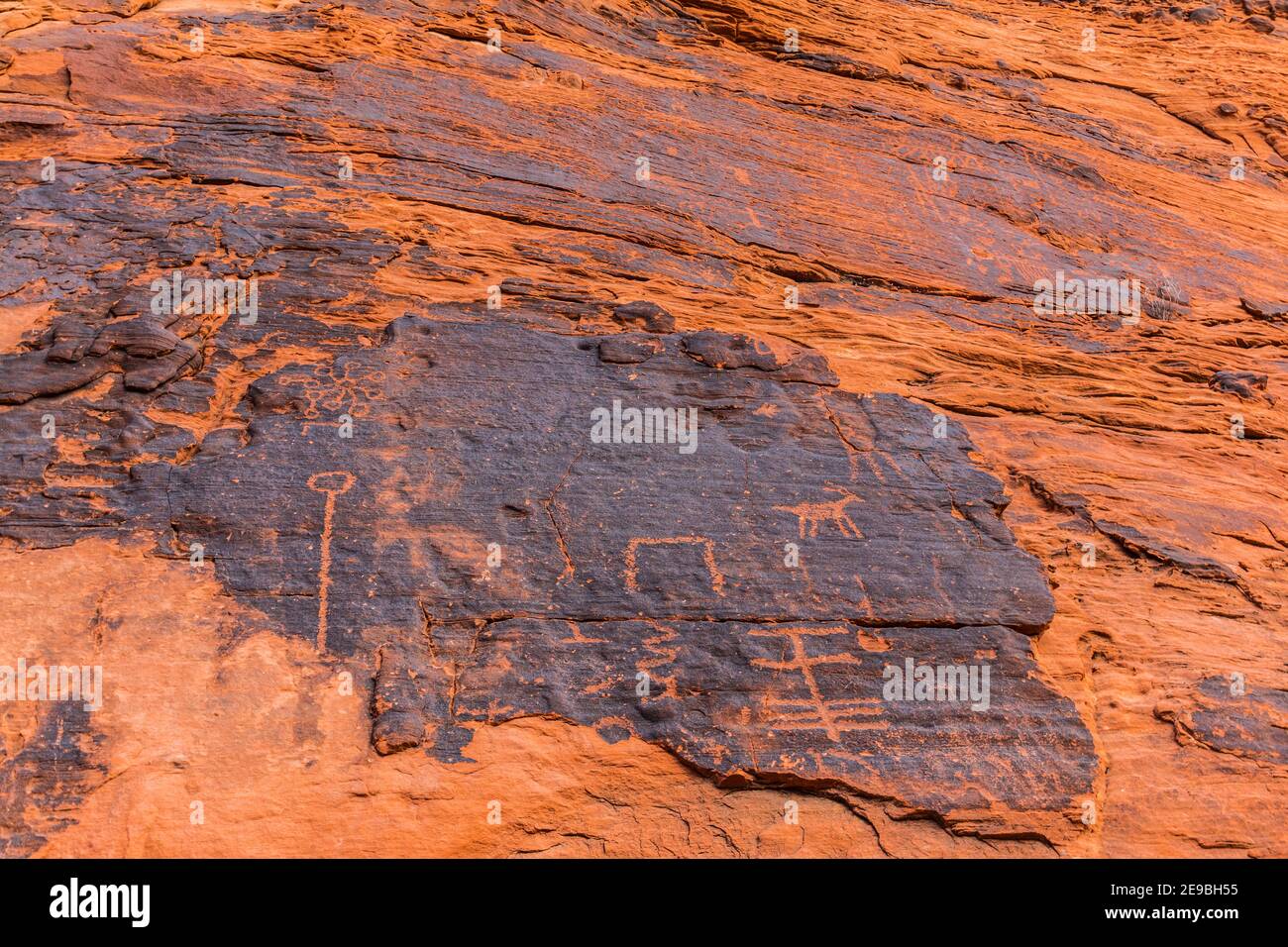 Indianische Petroglyphen hoch oben an den Wänden des Petroglyph Canyon, Valley of Fire State Park, Nevada, USA Stockfoto
