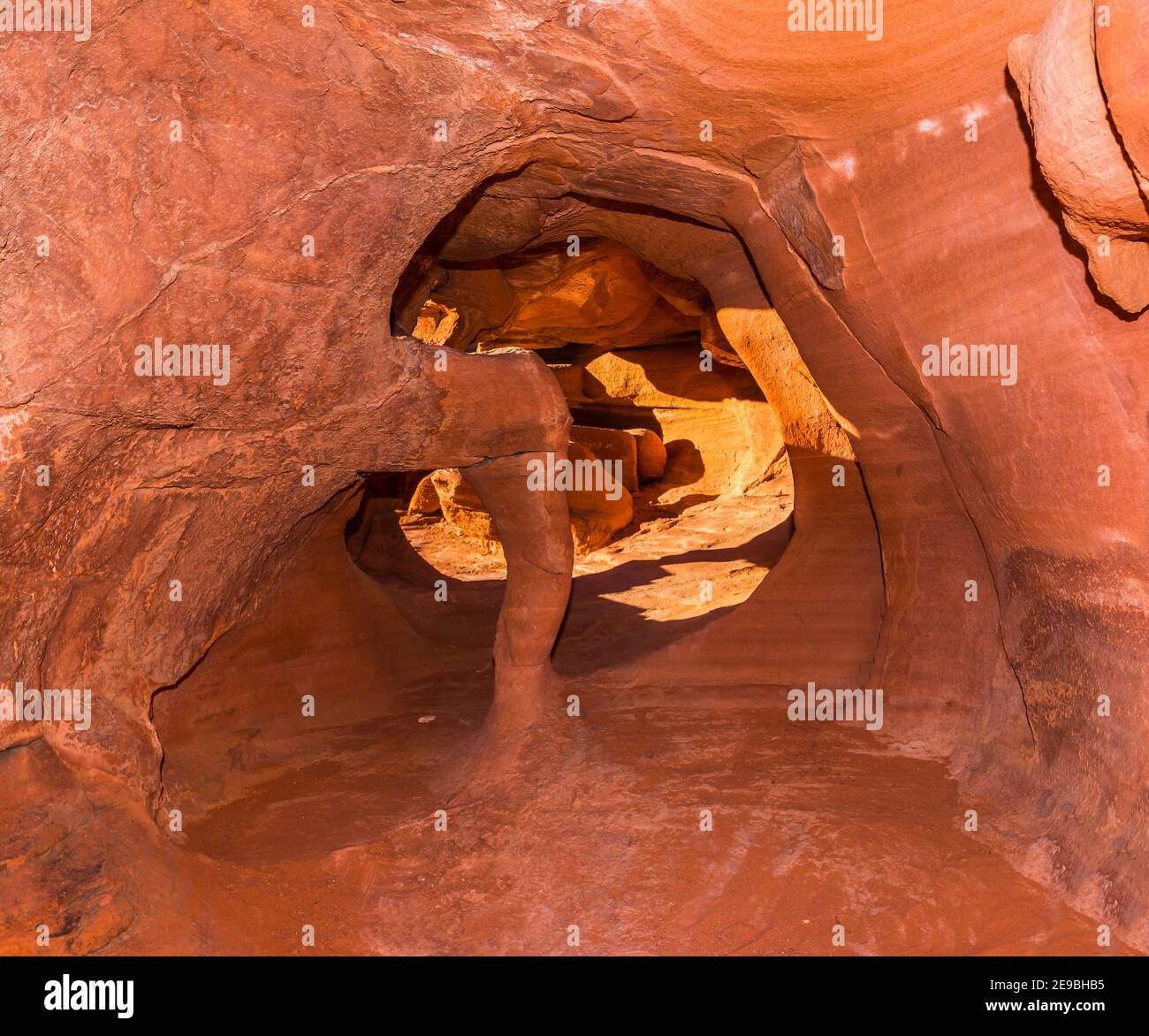 Fire Cave aka Windstone Arch, Valley of Fire State Park, Nevada, USA Stockfoto