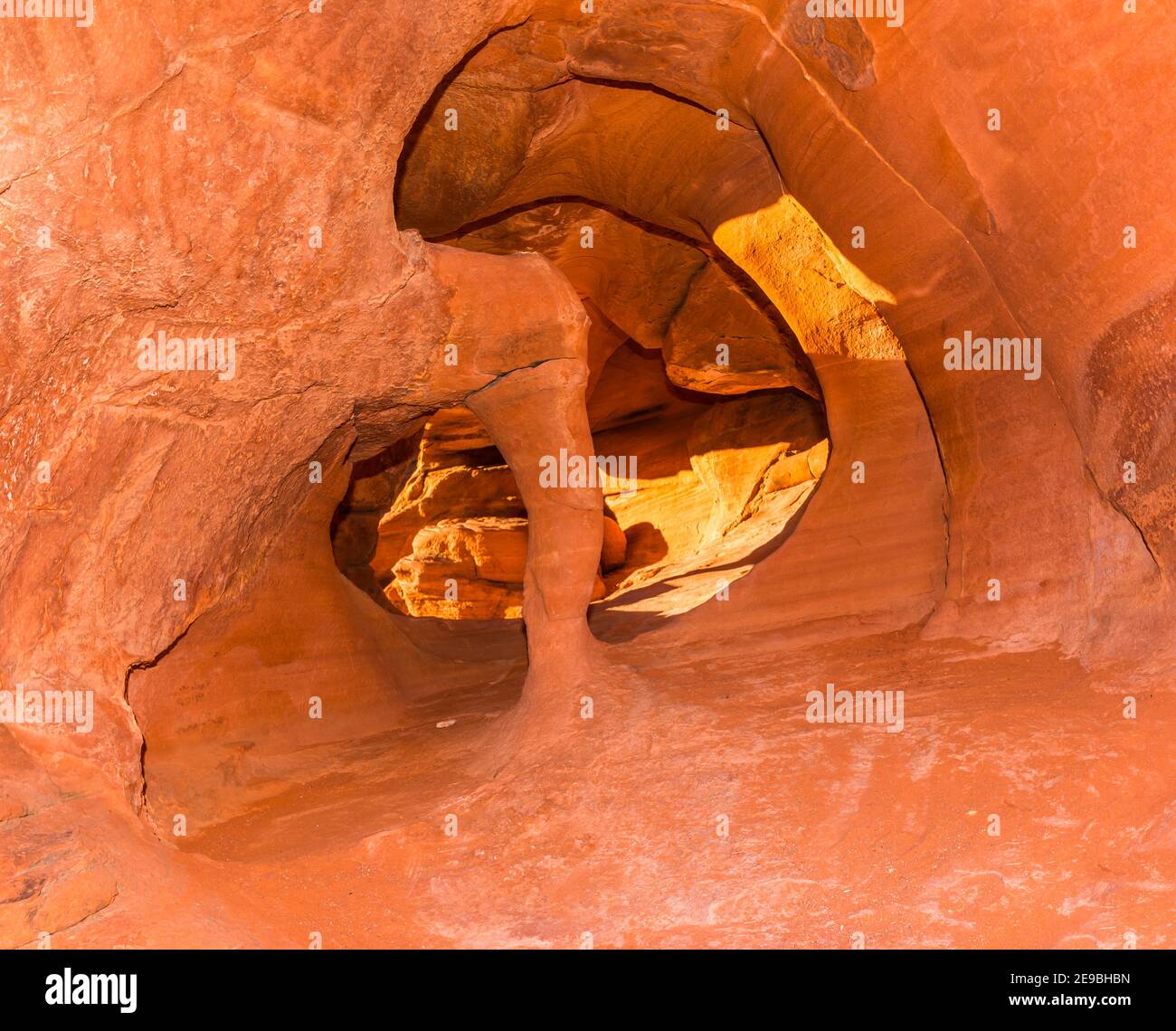 Fire Cave aka Windstone Arch, Valley of Fire State Park, Nevada, USA Stockfoto
