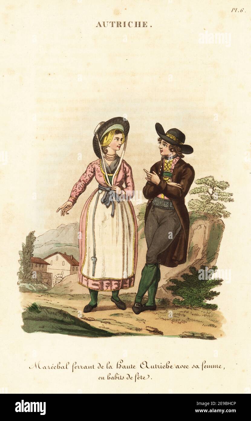 Schmied von Oberösterreich, mit seiner Frau, in Festkleid, 18th. Jahrhundert. Sie trägt einen grauen Filzhut, ein gelbes Taschentuch, ein rosa Wollmied und Röcke in Heuzeug, weiße Schürze. Er trägt einen Hut mit breiter Krempe, dunkle Jacke, Weste, grüne Hosenträger, Ledergürtel, Lederhose und Schuhe. Marechal ferrant de la Haute Autriche avec sa femme, en habit de fete. Handkolorierter Kupferstich nach einer Illustration von William Alexander aus J-B. Eyries’ L'Autriche: Kostüme, Moeurs et Usages des Autrichiens, Österreich: Kostüme, Manners und Mores der Österreicher, Librairie de Gide Fils, Paris, 1823 Stockfoto