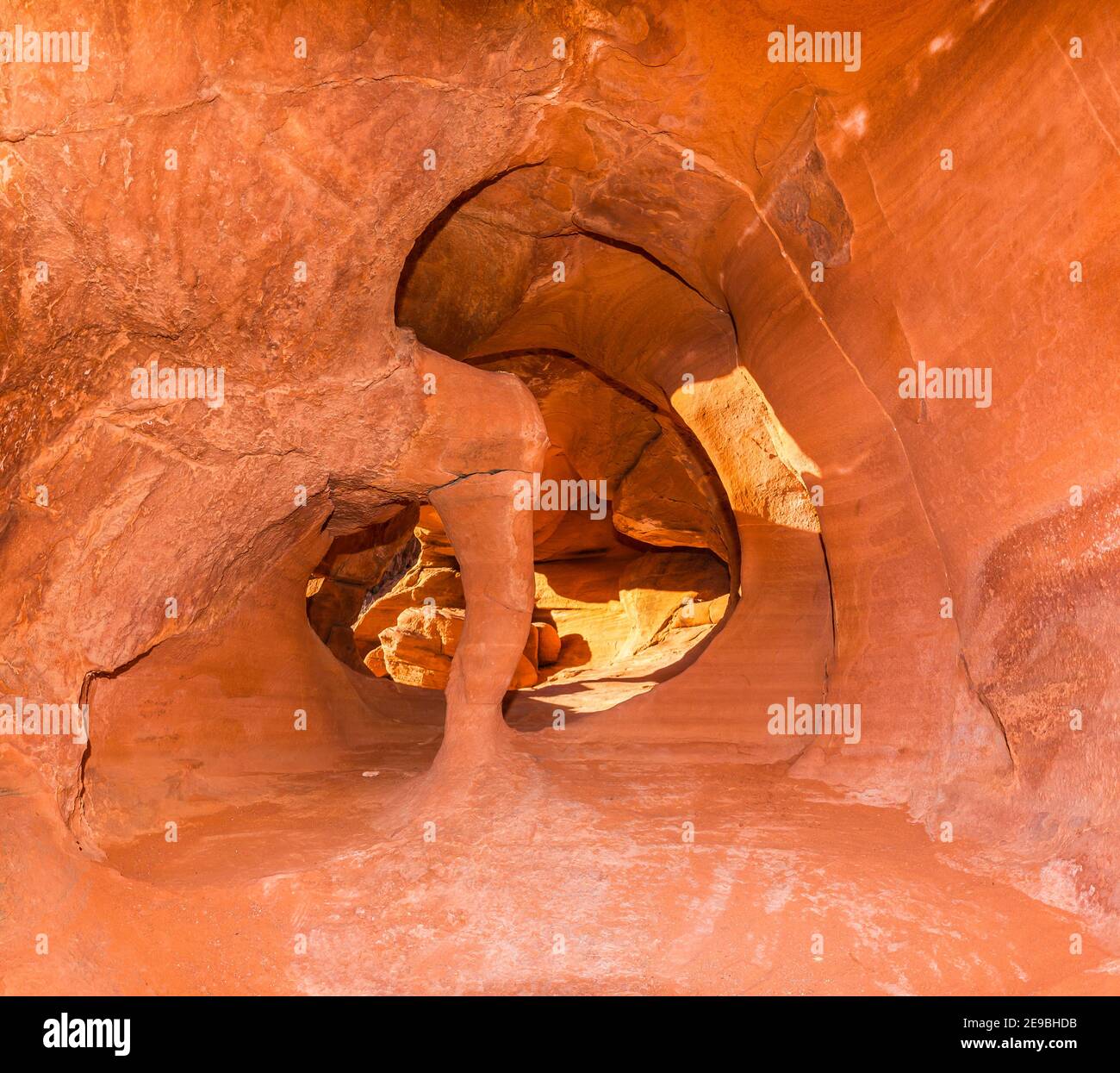 Fire Cave aka Windstone Arch, Valley of Fire State Park, Nevada, USA Stockfoto