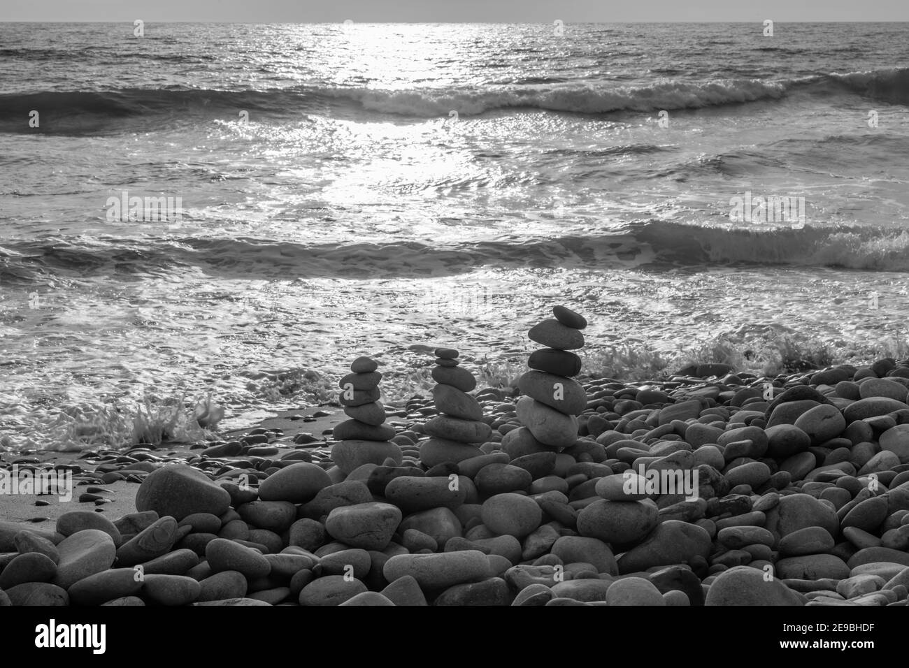 Zen-Steine am Strand in der Abenddämmerung, Südkalifornien Stockfoto