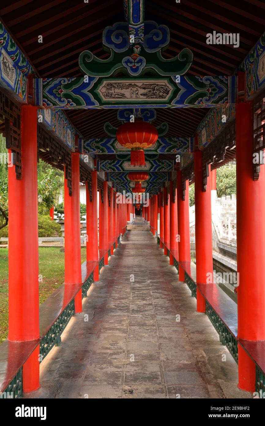 Wunderschöne Farben und Architektur in Mu's Residenz, Lijiang, China. Leiter der Naxi-Leute während der Ming- und Qing-Periode. Stockfoto