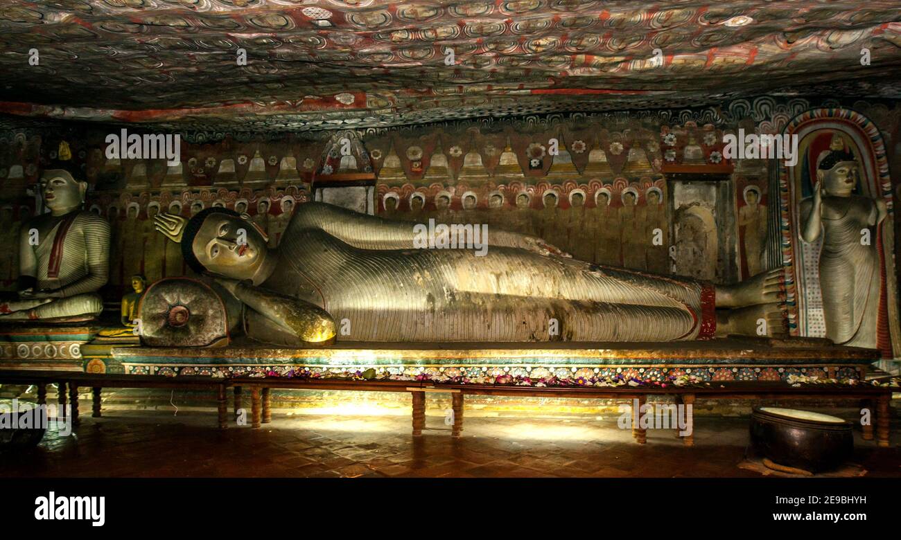 Eine riesige liegende Buddha-Statue in Höhle zwei (Maharaja Viharaya) an den Dambulla Höhlentempeln. Die Tempel stammen aus dem 1st. Jahrhundert v. Chr. Stockfoto