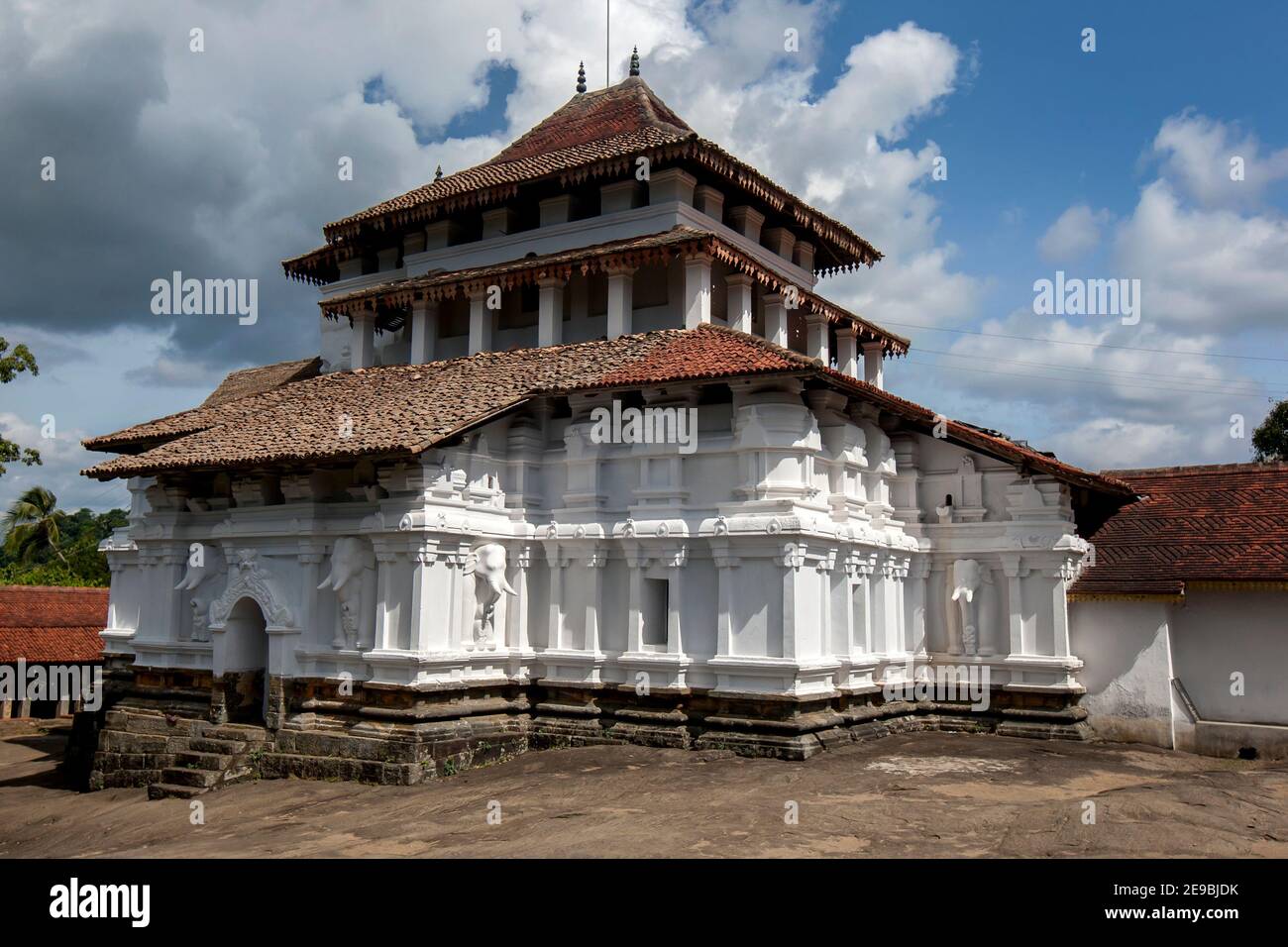 Das Äußere des Sri Lankathilaka Rajamaha Viharaya (Lankatilaka Tempel) in Rabbegamuwa in der Nähe von Kandy im zentralen Hochland von Sri Lanka. Stockfoto