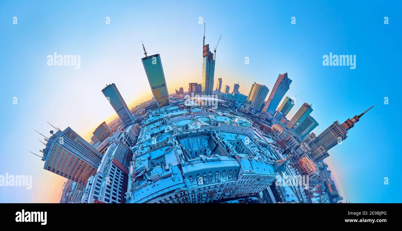 WARSCHAU, POLEN - 31. JANUAR 2021: Wunderschöne Panorama-Drohnenansicht auf die Wolkenkratzer der Stadt Warschau, PKiN und den Varso-Turm im Bau und 19th Stockfoto