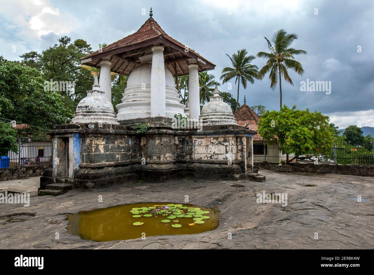 Der Stupa-Komplex im Gadaladeniya Raja Maha Vihara befindet sich in Diggala in der Nähe von Kandy in Sri Lanka. Es wurde von König Bhuwaneka Bahu IV. Gebaut Stockfoto