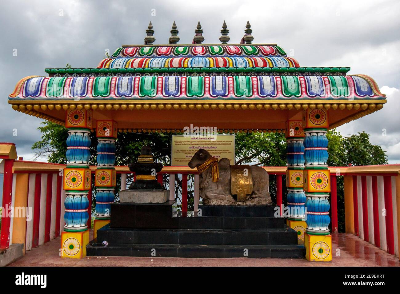 Die Skulptur von Nanthi Thevar, die während Erdarbeiten neben dem Pillaiyar Schrein am Koneswaram Kovil in Trincomalee, Sri Lanka entdeckt wurde. Stockfoto