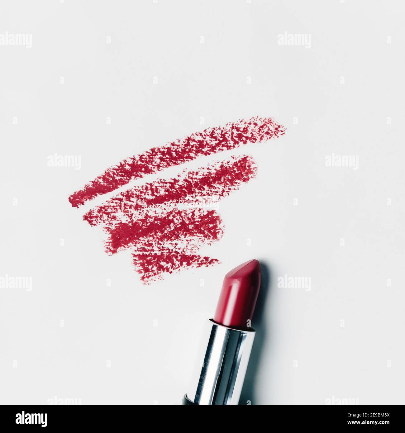 Roter Lippenstift schmiert auf weißem Hintergrund Stockfoto
