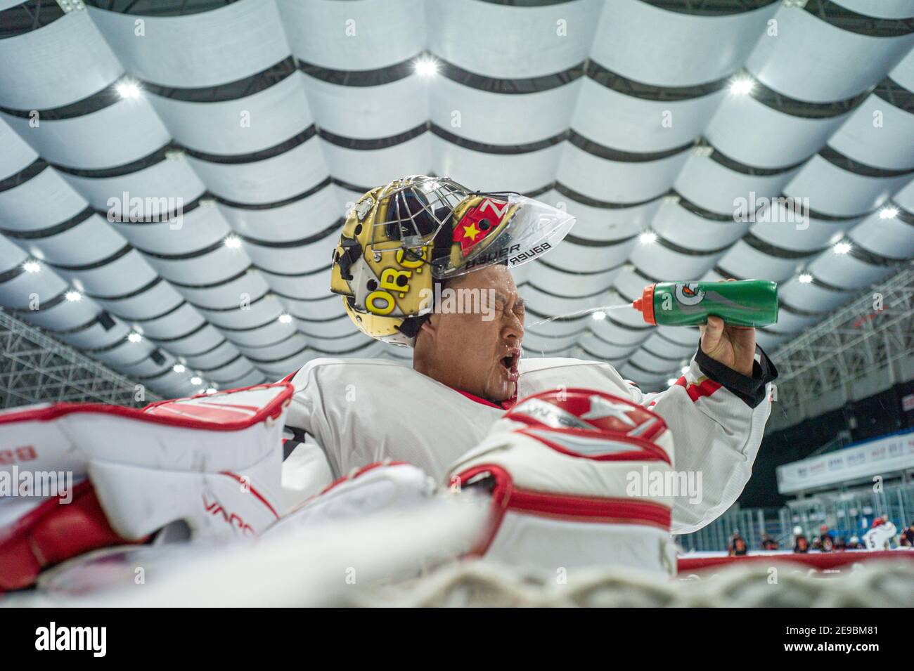 (210204) -- PEKING, 4. Februar 2021 (Xinhua) -- Torhüter des Pekinger Eishockey-Teams 1979 Zhou Yunjie trinkt Wasser vor einer Trainingseinheit in Peking, der Hauptstadt von China, 30. Januar 2021. Das Pekinger Eishockey-Team 1979 besteht aus Spielern über 60 Jahren, die 1970s Schüler einer Amateur-Eishockey-Schule waren. Als die Schule 1979 ihre Eishockey-Programme abschloss, beendeten die Spieler ihr Training mit gestrichenen Träumen.nach Pekings erfolgreicher Bewerbung um die Olympischen Winterspiele 2022 2015 sind in der chinesischen Hauptstadt Eisbahnen aufgestiegen und Eishockey-Enthusiasmus ist rais Stockfoto