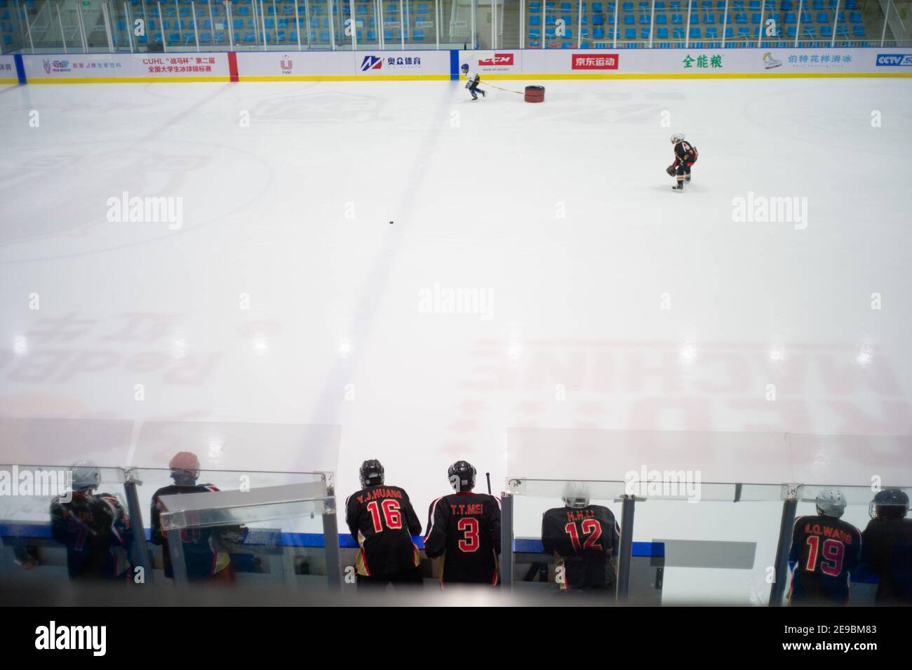 (210204) -- PEKING, 4. Februar 2021 (Xinhua) -- Spieler des Pekinger Eishockey-Teams 1979 beobachten Kinder beim Training vor ihrer eigenen Trainingseinheit in Peking, Hauptstadt von China, 30. Januar 2021. Das Pekinger Eishockey-Team 1979 besteht aus Spielern über 60 Jahren, die 1970s Schüler einer Amateur-Eishockey-Schule waren. Als die Schule 1979 ihre Eishockey-Programme beendete, beendeten diese Spieler ihr Training mit gestrichenen Träumen.nach Pekings erfolgreicher Bewerbung für die Olympischen Winterspiele 2022 2015 sind in der chinesischen Hauptstadt Eisbahnen aufgestiegen und Eishockey-Enthusiasmus war ra Stockfoto