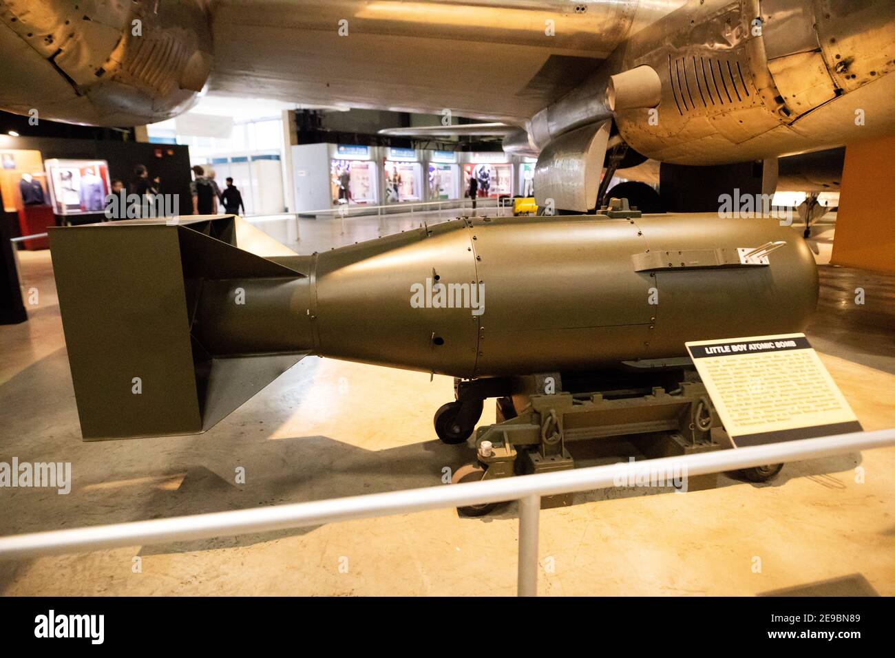 Eine Nachbildung der Little Boy Atombombe (Fission), die auf Hiroshima, Japan, abgeworfen wurde, ist im National Museum der US Air Force in Dayton, Ohio ausgestellt. Stockfoto