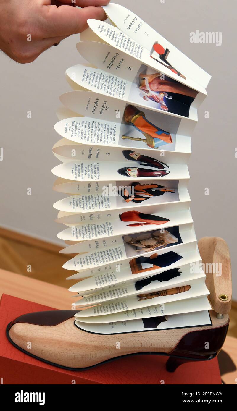 Leipzig, Deutschland. Februar 2021, 02nd. Ein kurioses Schuhbuch für Damen  steht auf einem Tisch im Verlag Faber & Faber Leipzig. Der Buchschuh, zu  dem auch ein Schuhbuch für Männer gehört, wurde von