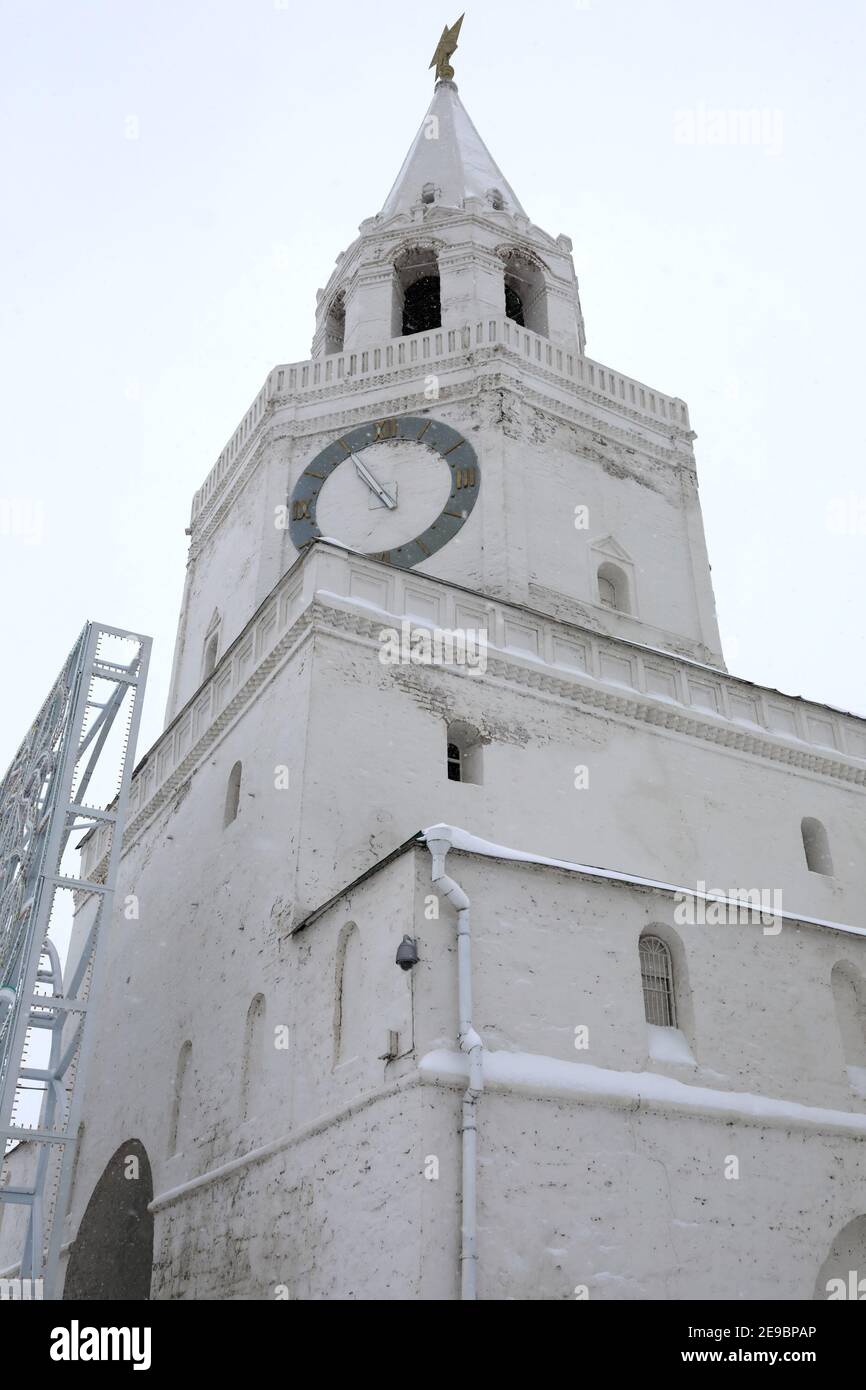 Blick auf den Spasskaya-Turm des Kasaner Kremls im Winter Stockfoto