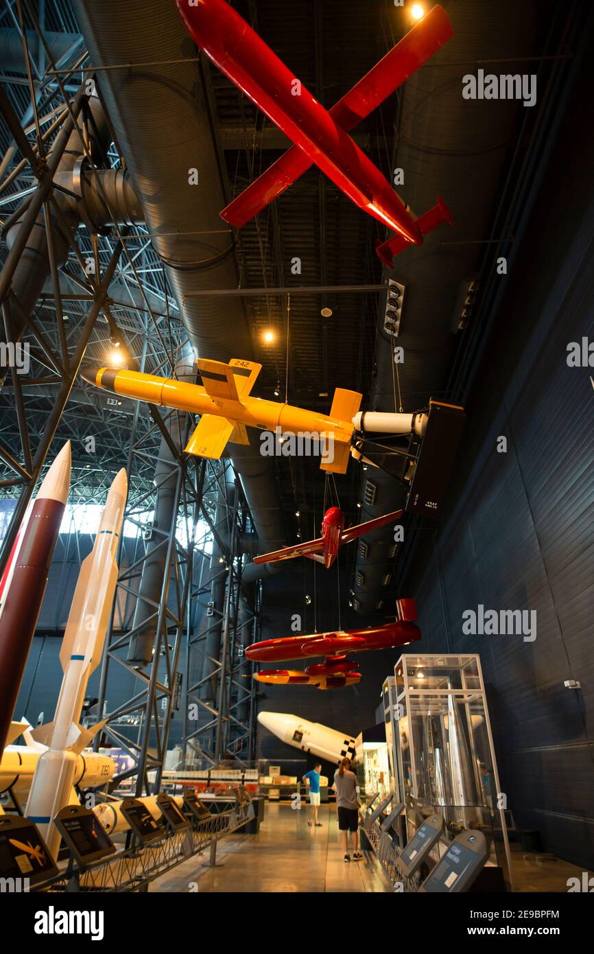 Raketen und Raketen im Space Hangar im Udvar-Hazy Center des National Air and Space Museum in Chantilly, Virginia, USA. Stockfoto