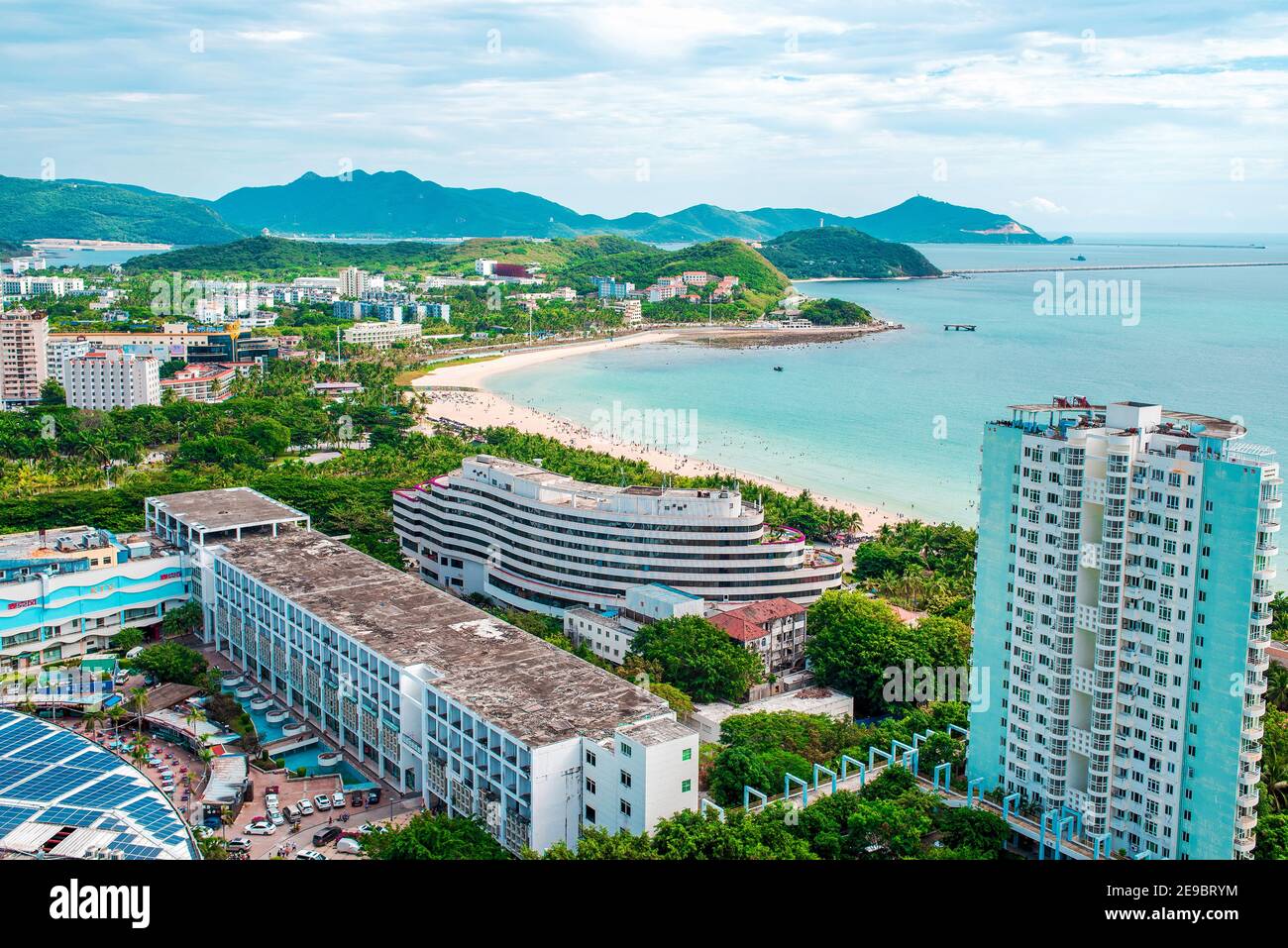 Hainan Island. Blick auf die Stadt Sanya und Dadonghai Bay von oben. Wunderschöne Aussicht auf das Südchinesische Meer. Touristenzentrum von Dadonghai Bay. Palmen und Stockfoto