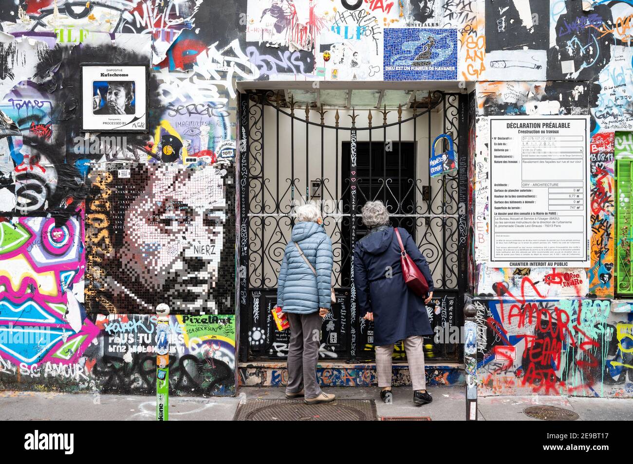 Paris, Frankreich. Februar 2021, 03rd. Fassade des Hauses des verstorbenen Sängers und Autors Serge Ganisbourg, rue de Verneuil, in Paris, Frankreich, gesehen am 3. Februar 2021. Gainsbourg starb vor 30 Jahren, im März 1991. Die Fassade des Hauses ist regelmäßig mit Graffitis und Fotos von Fans gemacht bedeckt. Das Innere des Hauses ist seit 1991 unberührt und wird bald als Museum eröffnet. Foto von Ammar Abd Rabbo/ABACAPRESS.COM Quelle: Abaca Press/Alamy Live News Stockfoto