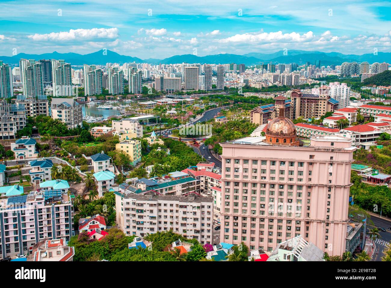 Sanya Stadt, Hainan Insel. Atemberaubende Aussicht auf das Stadtzentrum von oben. Horizontale Aufnahme. China, Asien. Stockfoto