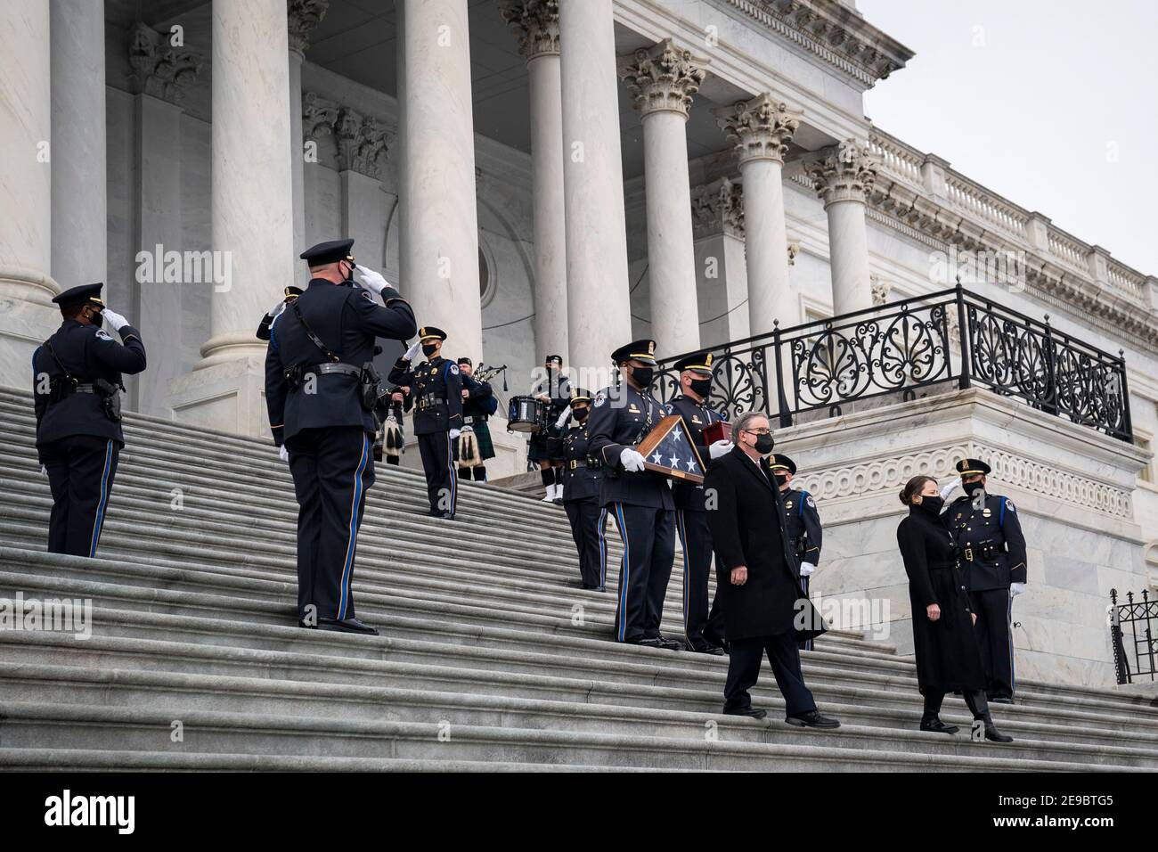 Washington, Usa. Februar 2021, 03rd. WASHINGTON, DC - 3. FEBRUAR: US-Capitol Polizeibeamte tragen die Überreste von Officer Brian Sichnick die Stufen des Capitols hinunter, nachdem sie am 3. Februar 2021 in der Rotunde in Washington, DC, USA zu Ehren gelegt haben. Sicknick starb an den Verletzungen, die während des Angriffs auf das US-Kapitol im Januar 6 erlitten wurden. Sicknick wird auf dem Arlington National Cemetery begraben. Foto von Drew Angerer/Pool/ABACAPRESS.COM Quelle: Abaca Press/Alamy Live News Stockfoto